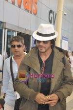 Shahrukh Khan snapped in his Johny depp look in  Domestic Airport, Mumbai on 28th Feb 2011 (7).JPG